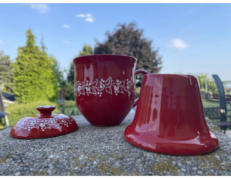Červený maľovaný hrnček na sypaný čaj