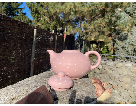 Čajník v ružovom