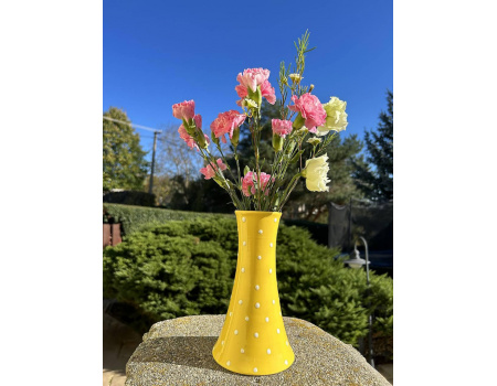 Žltá bodkovaná váza